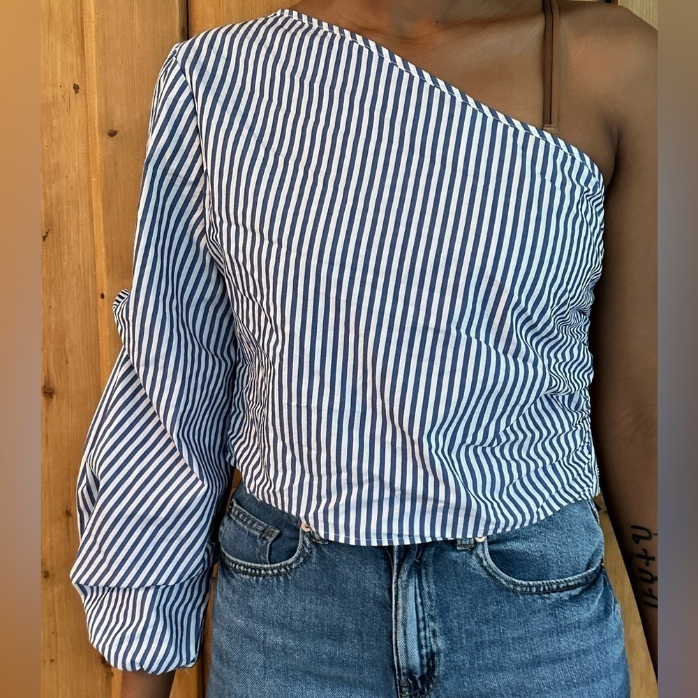 Women’s Stradivarius One Arm Style Shirt Size L (More Like Small)